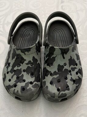 CROCS Kids Youth Junior 1 Camo Slip On Comfort Clogs Sandals Grey Spring Summer